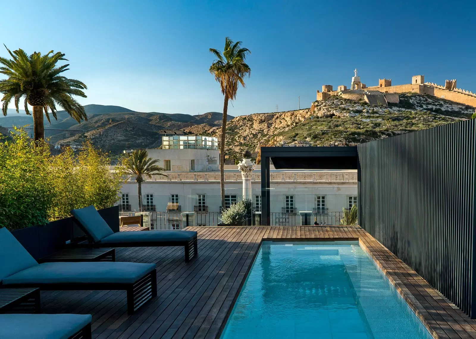 Terraço e piscina na cobertura do AIRE Hotel Ancient Baths Almería.