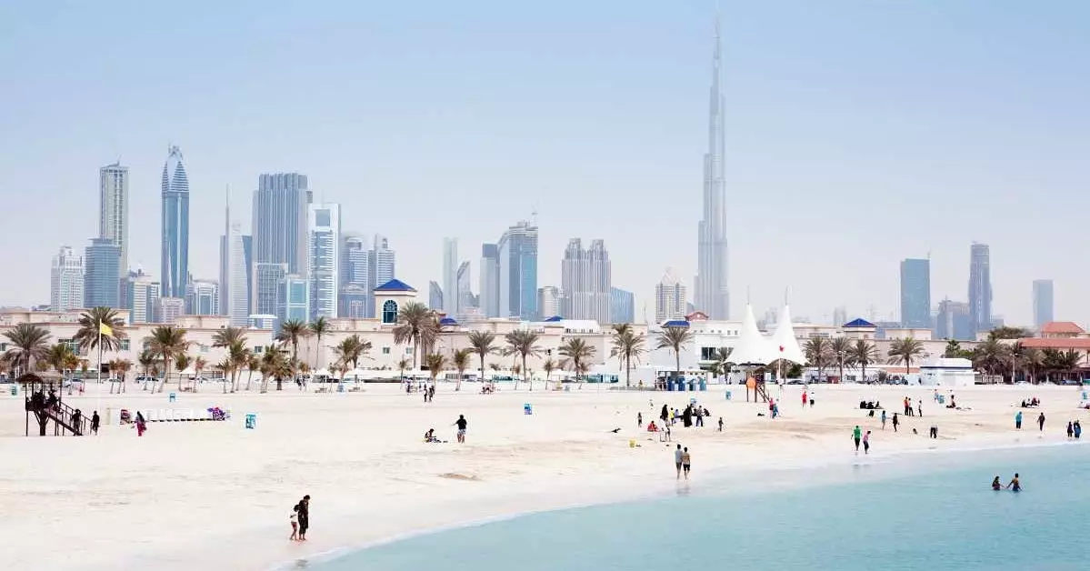 Costa e skyline di Dubai.