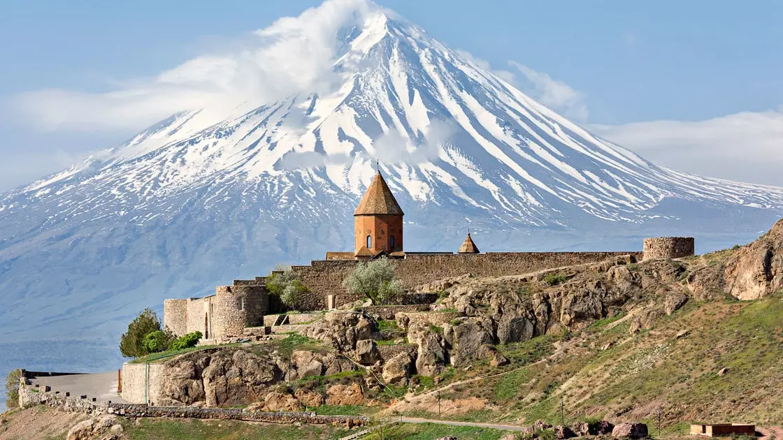 Armeenia teejuht koos... Nazik Armenakyaniga