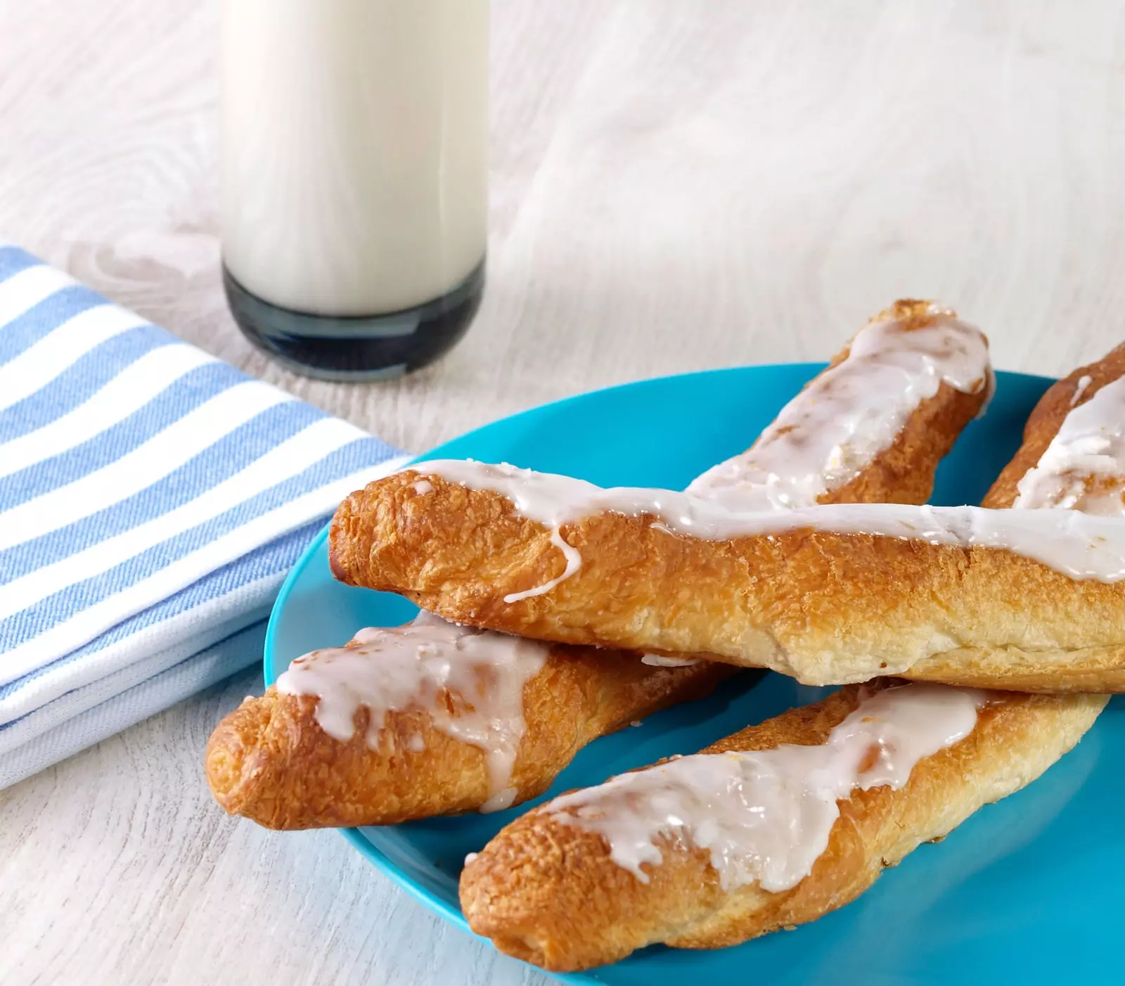 Plate of fartons with a glass of horchata in the background.