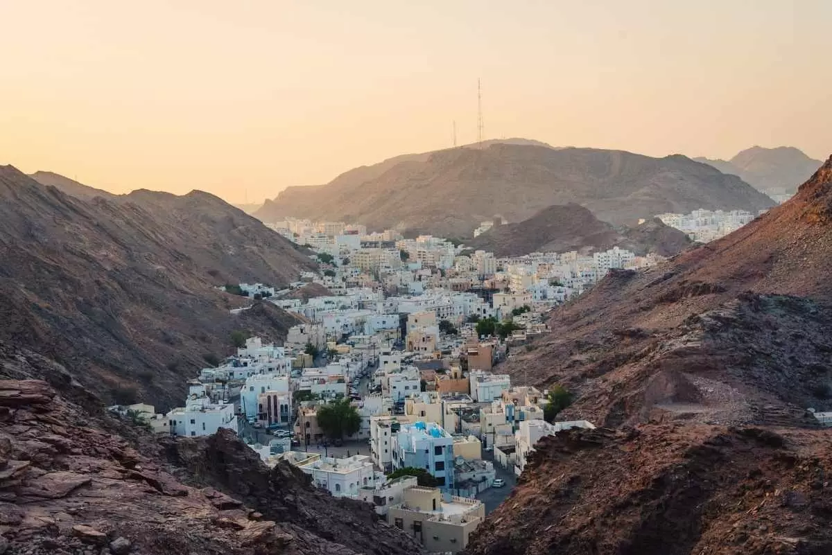 Al Hamriyah eine Stadt zwischen Bergen nördlich von Omn.