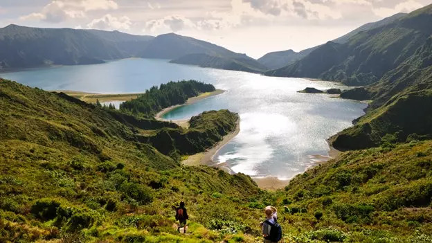 Op enger Stroossrees duerch São Miguel an den Azoren