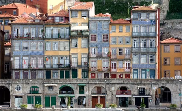 Rumah berjubin tipikal di Cais da Ribeira