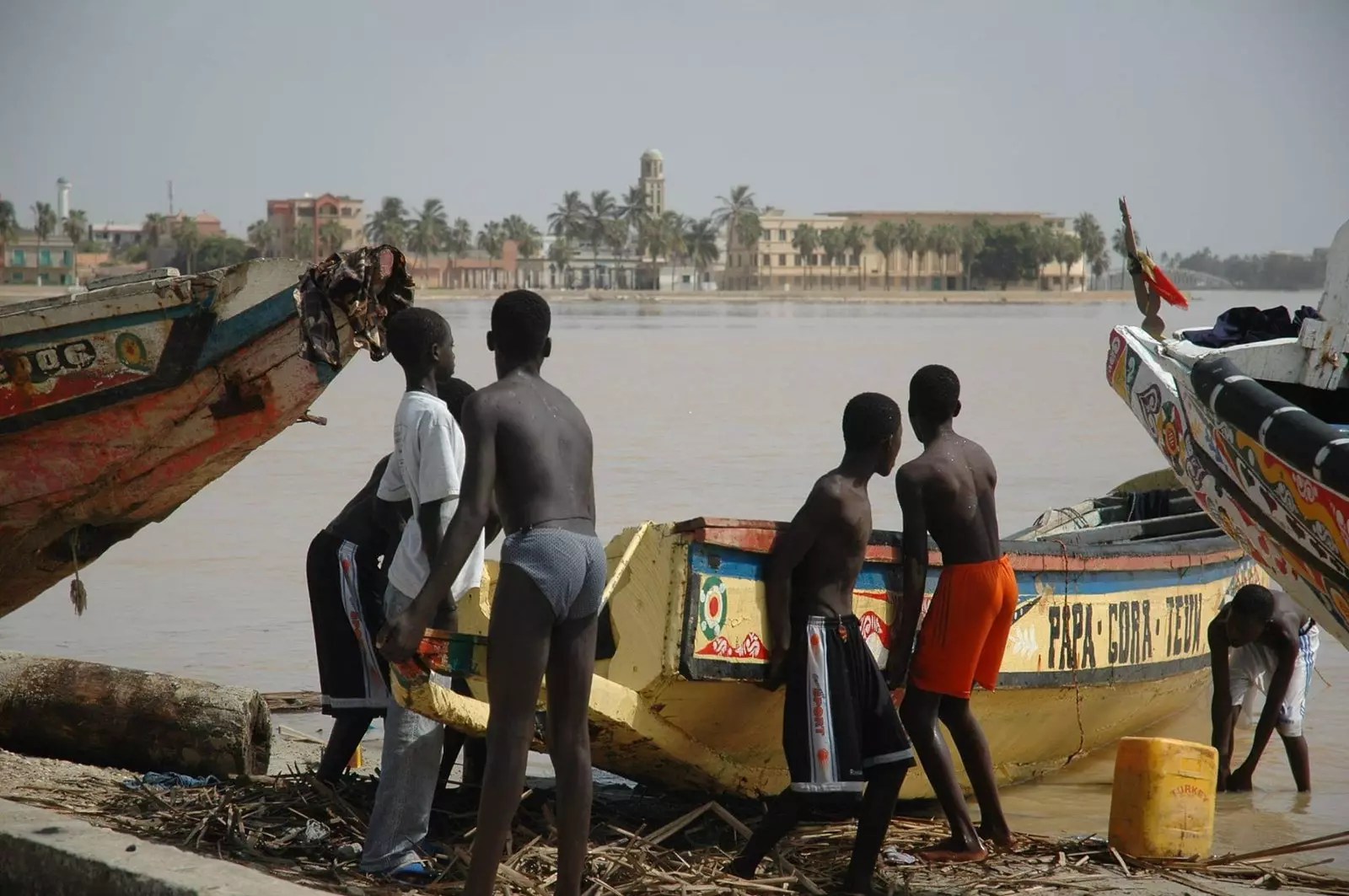 Mladí ľudia na kanoe Saint Louis Senegal