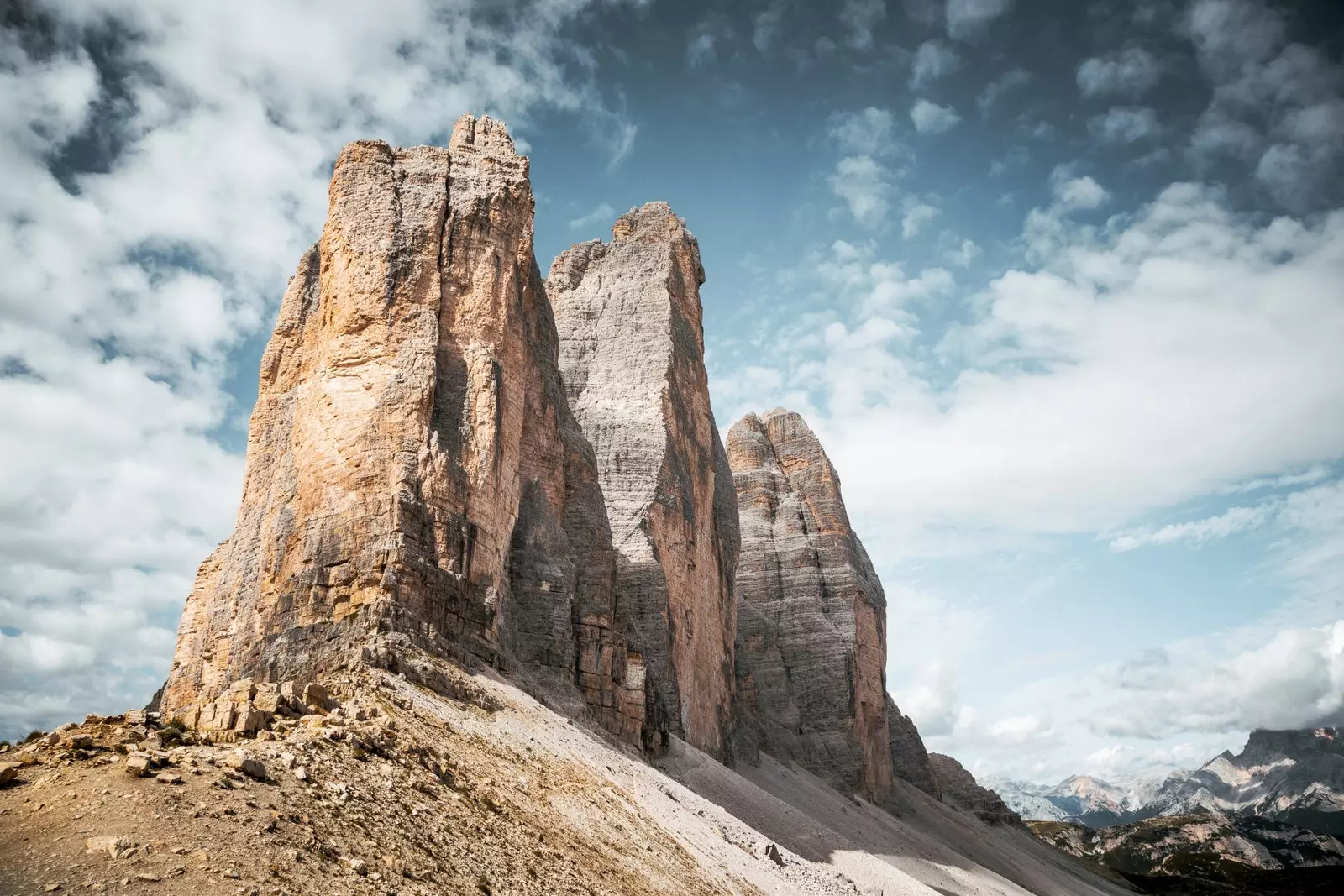 Znajdź najbardziej odległe trasy w książce „Wanderlust Europe, Great European Hike”.