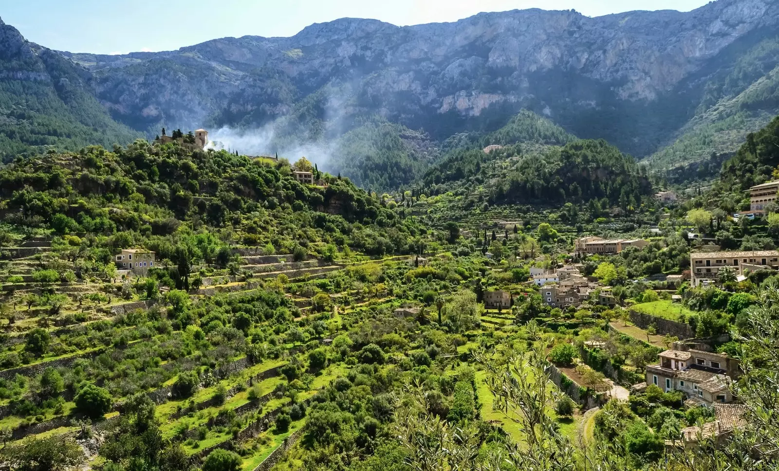 Sierra de Tramontana di Mallorca tidak boleh ditinggalkan daripada buku ini.