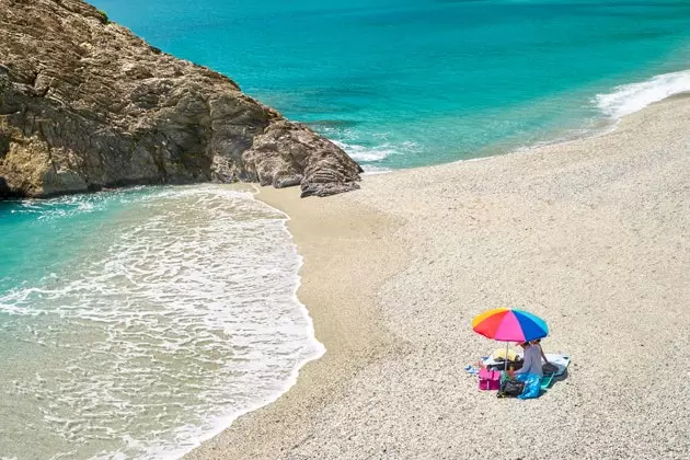 Menghina pantai biru tempat menyelam