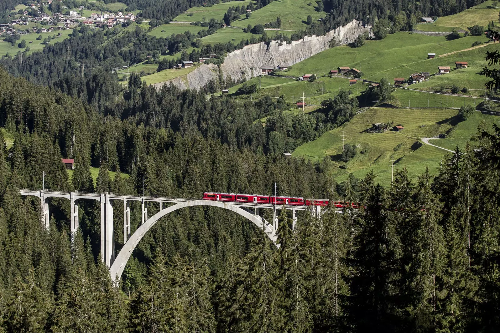 Un viatge per les bellesa dels alps suïssos.