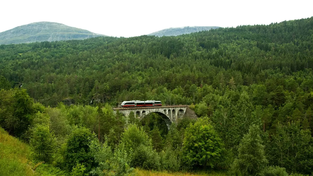 Rauma: il-ferrovija mill-isbaħ pajsaġġi fin-Norveġja