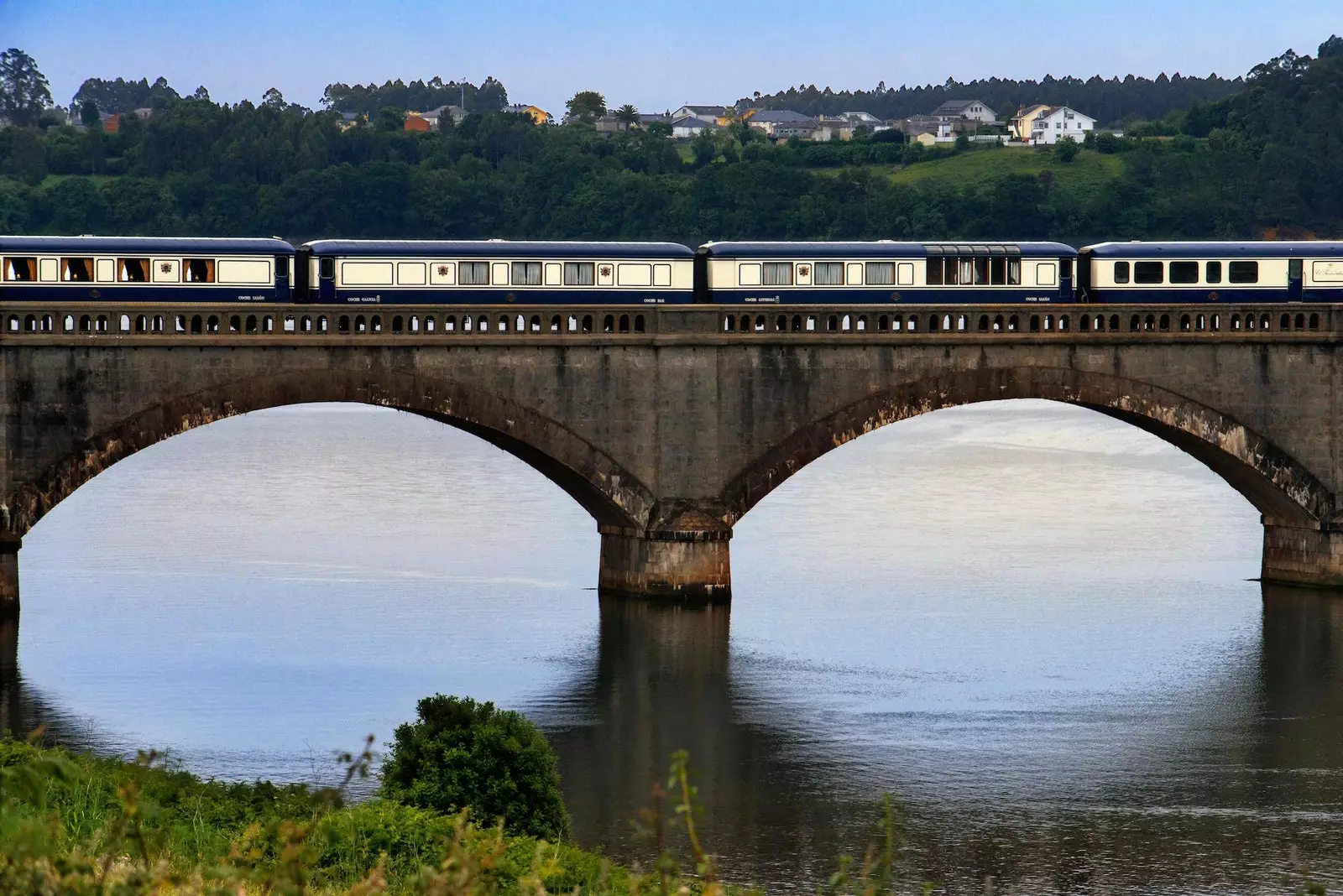 Lüks ve ayrıca panoramik Transcantbrian treni