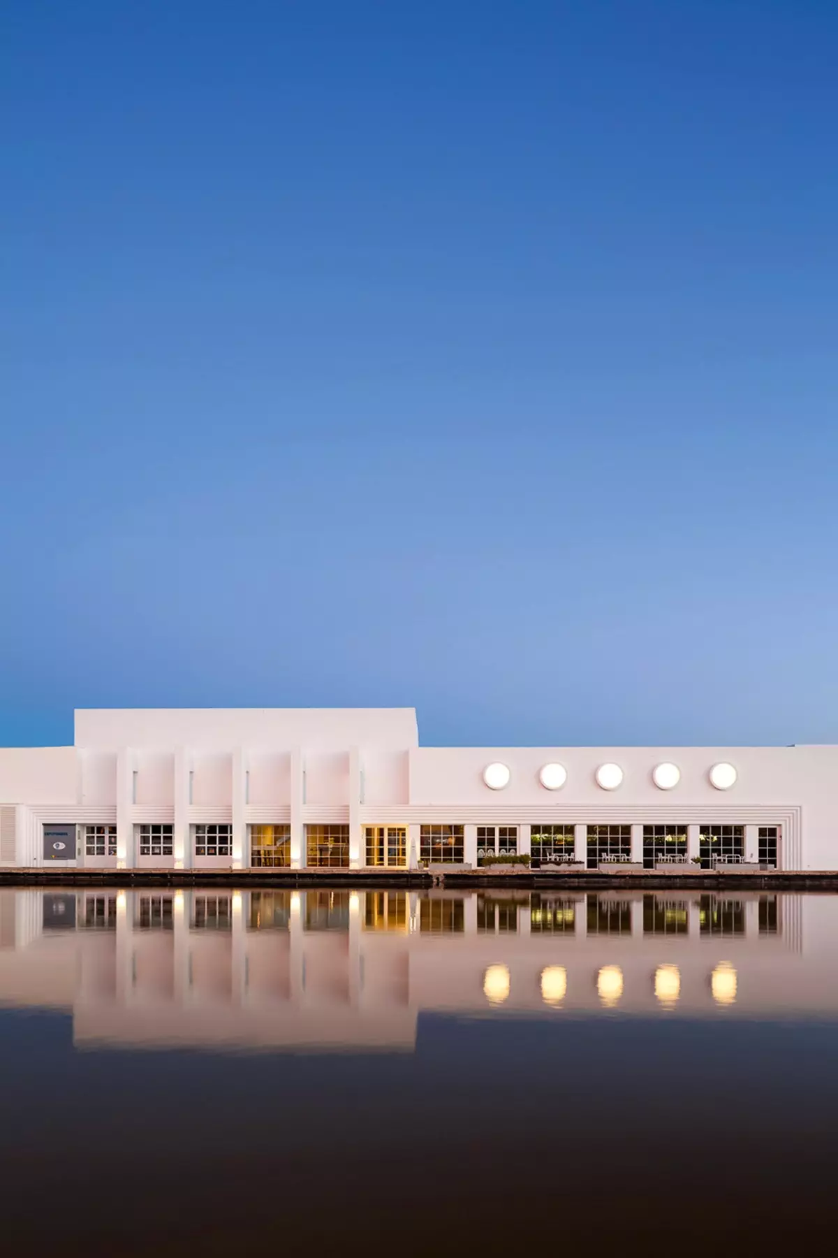 Espelho d'agua toidujookide kunstikontserdid... modernistlikus paviljonis