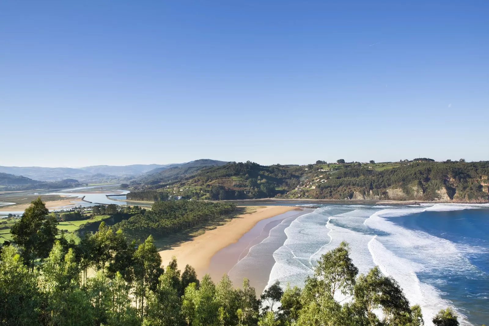 Villaviciosa Estuary a Rodiles Plage an der Asturian Cider Regioun.