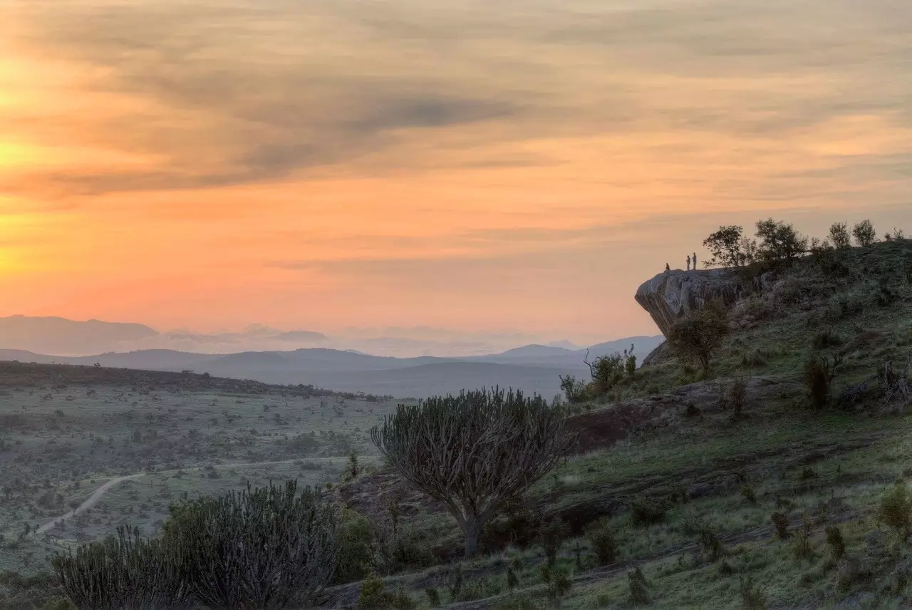 Matahari terbenam di Pride Rock Borana Kenya