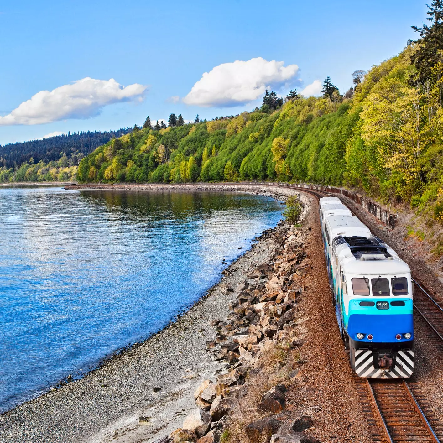 train à travers les états-unis au bord de la mer