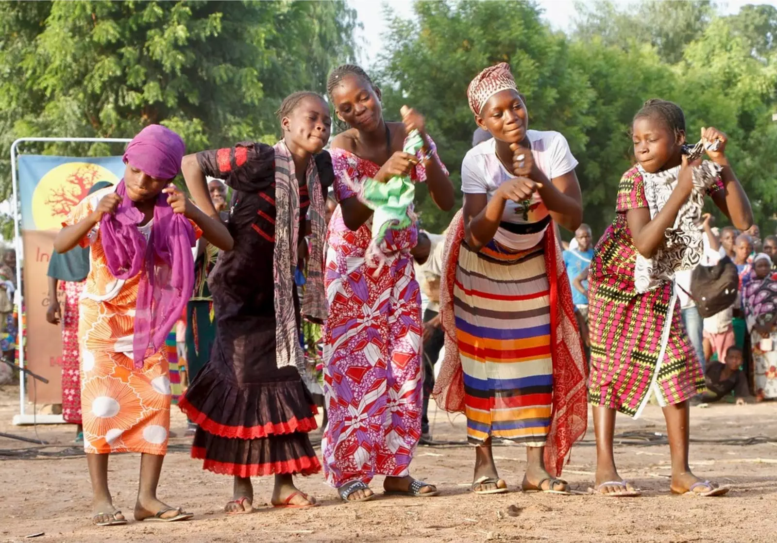 Malinese meisjes dansen