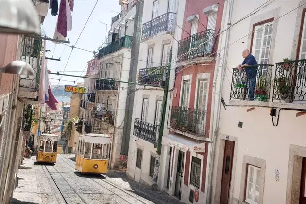 Lisboa i els seus tramvies o com habitar en una postal