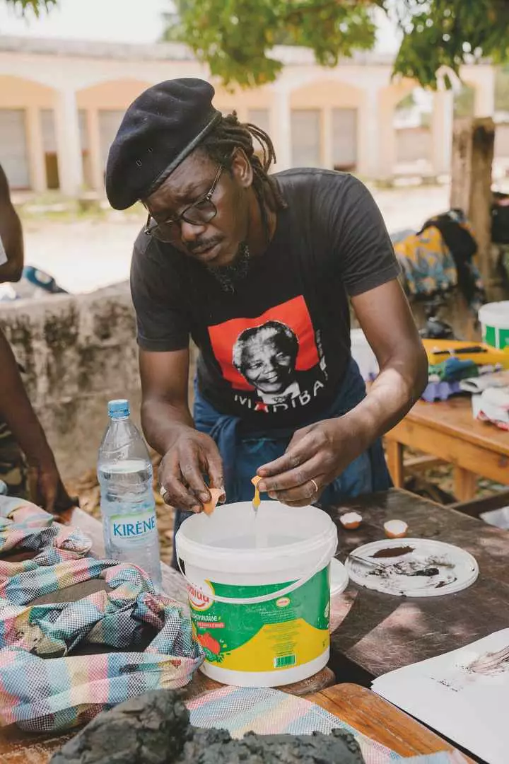 Am Créatiounsatelier baséiert op natierleche Pigmenter vum Pascal Nampémanla Traoré.