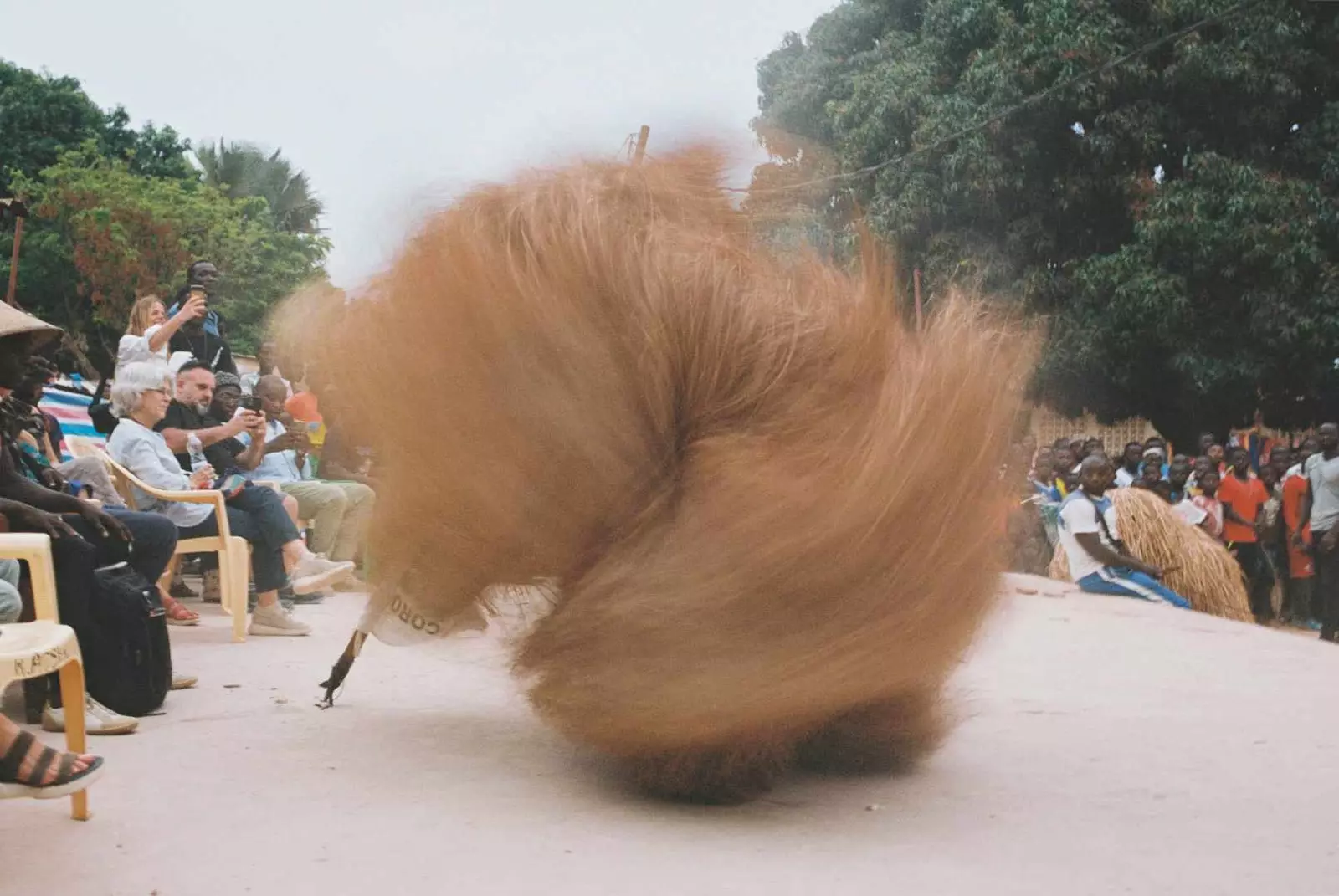 Ritual në të cilin një burrë vishet me kashtë dhe del në rrugë në Thyonck Essyl Senegal.