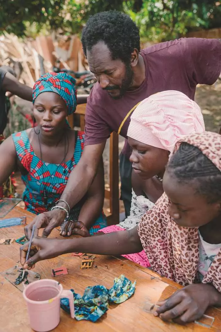 Kurzy maľovania s Kane Sy Muhsana Ali na festivale umenia Sanbum v Casamance Senegal.