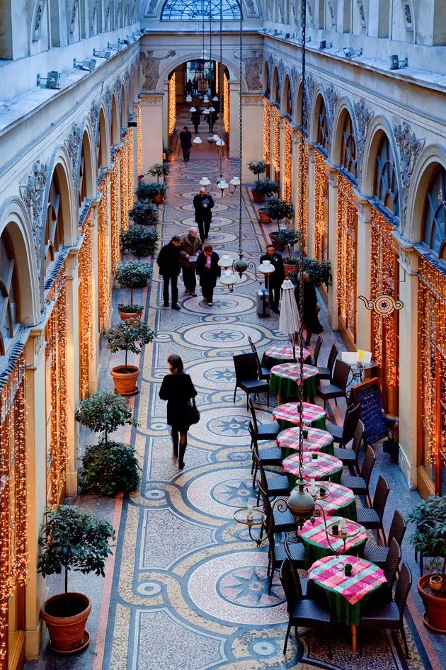 Dessa två passager ligger bredvid Palais Royal