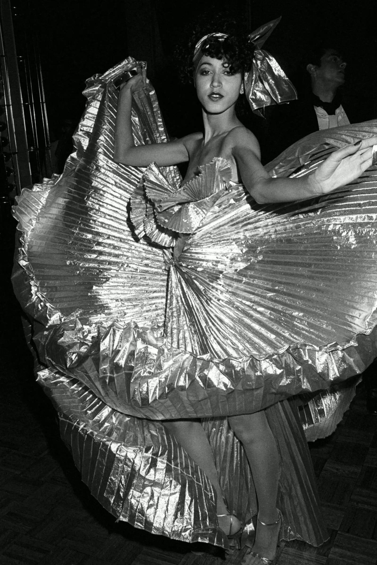 Pat Cleveland balla alla festa in discoteca di Halston nel 1977.