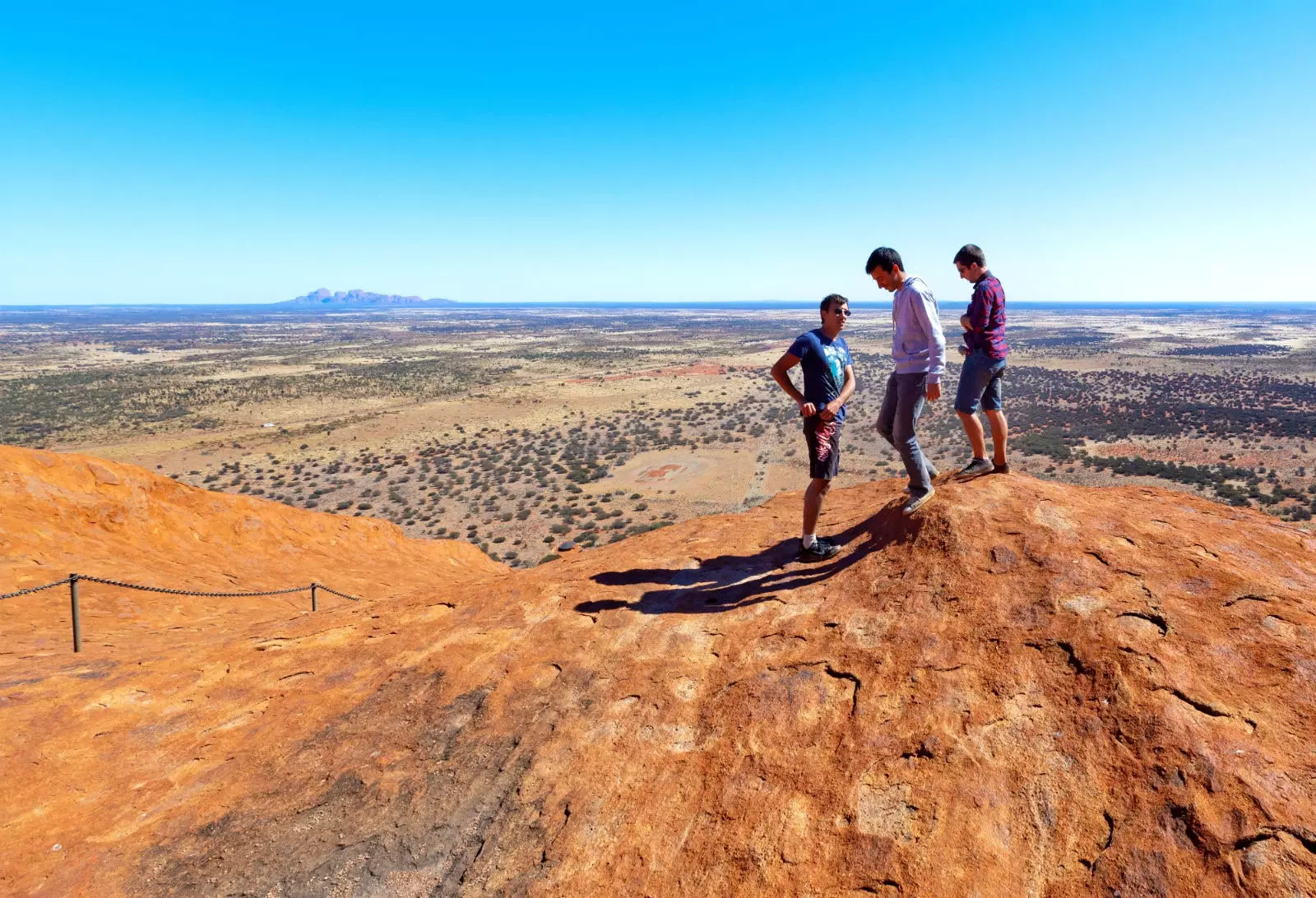 Beidh ar thurasóirí ómós a thabhairt do Uluru ó thíos.