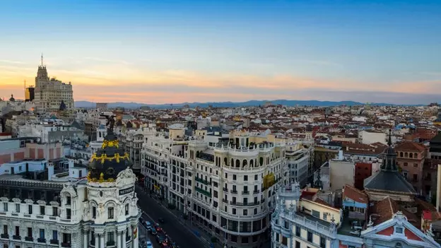 Die Gran Vía von Madrid in 78 Nummern