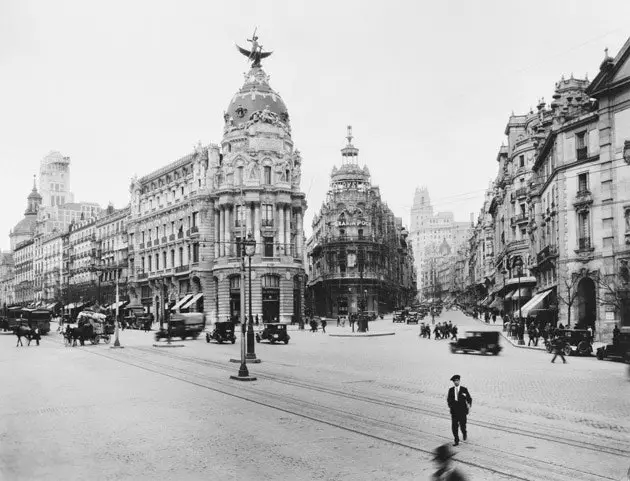 „Gran Vía“ XX a. 20-ajame dešimtmetyje. Pirmame plane vyras su Pla berete