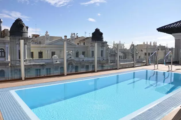 Piscina de pe acoperiș la Hotelul Catalonia