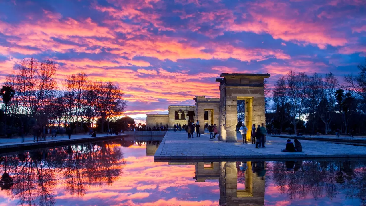 Traveler.es စာဖတ်သူများအဆိုအရ Temple of Debod သည် စပိန်တွင် အကောင်းဆုံးနေဝင်ချိန်ဖြစ်သည်။