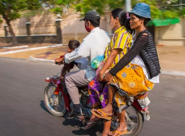 Famílias inteiras em um ciclomotor