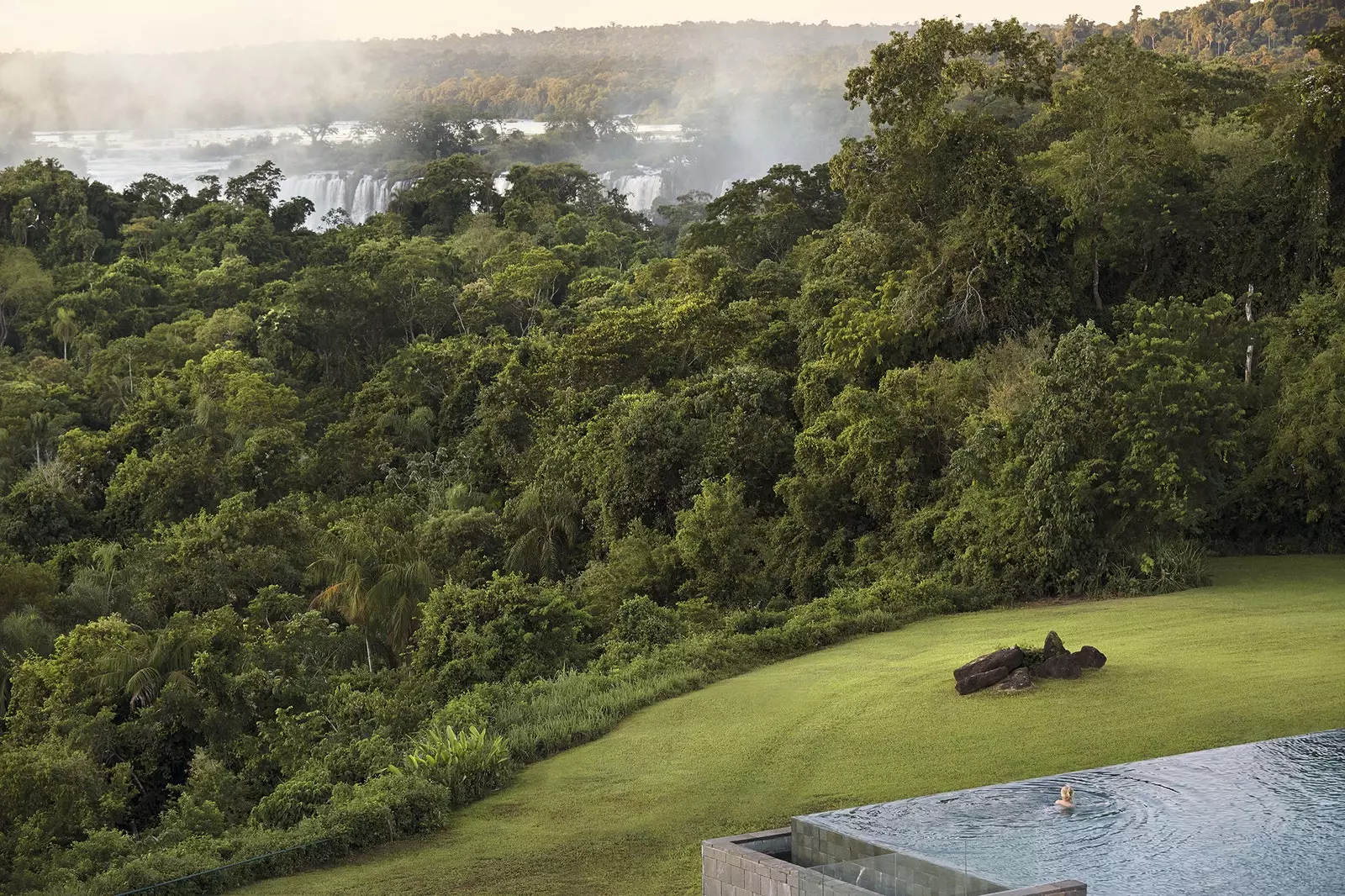 Maoni kutoka kwenye bwawa la Gran Meli Iguazú