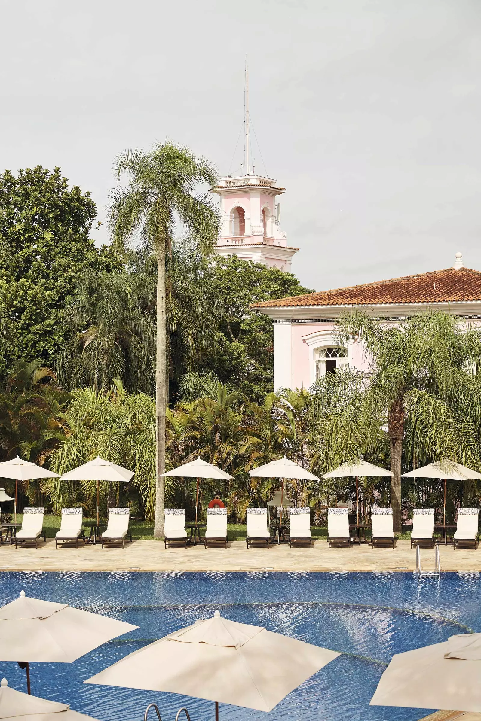 Swimmingpool des Belmond Hotel das Cataratas und im Hintergrund seine unverwechselbaren rosafarbenen Wände