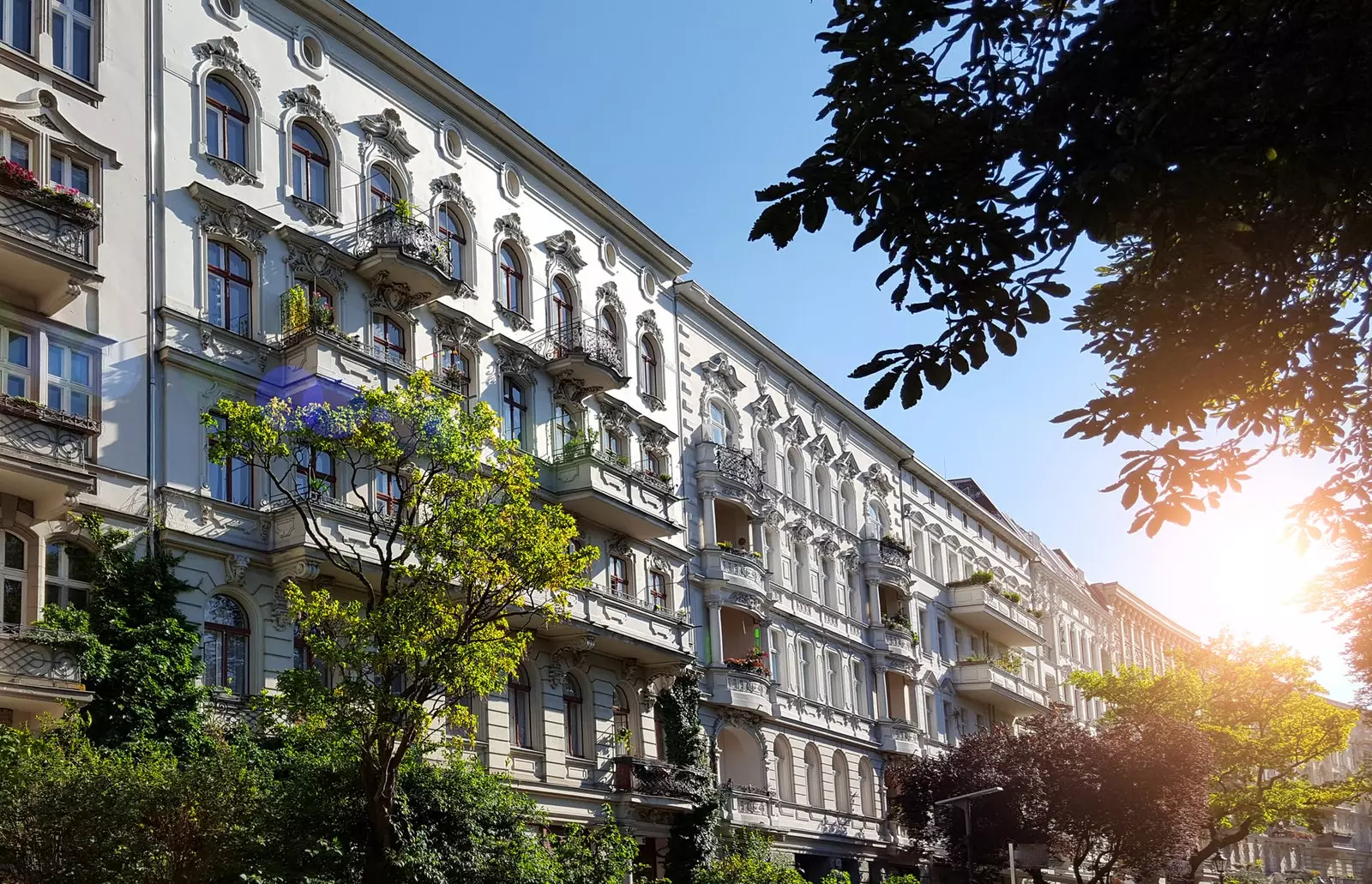 Beboelsesbygninger ved floden Landwehrkanal i Kreuzberg-kvarteret i Berlin.