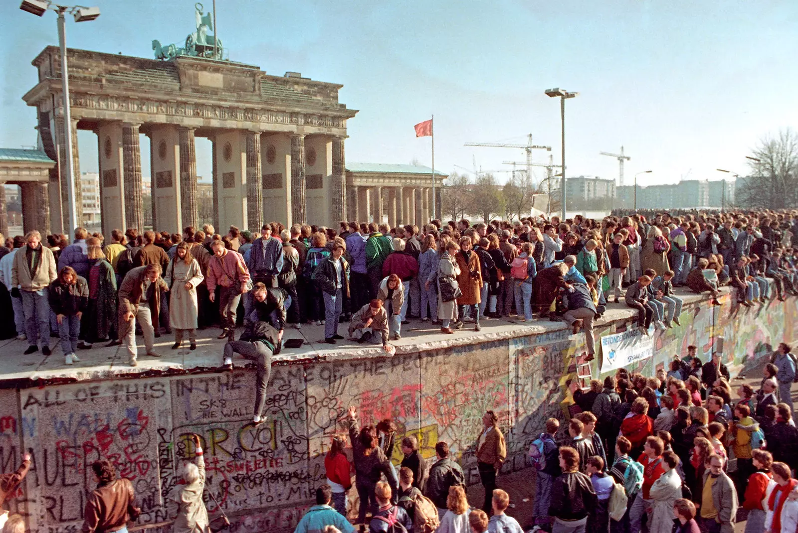 Padec berlinskega zidu leta 1989