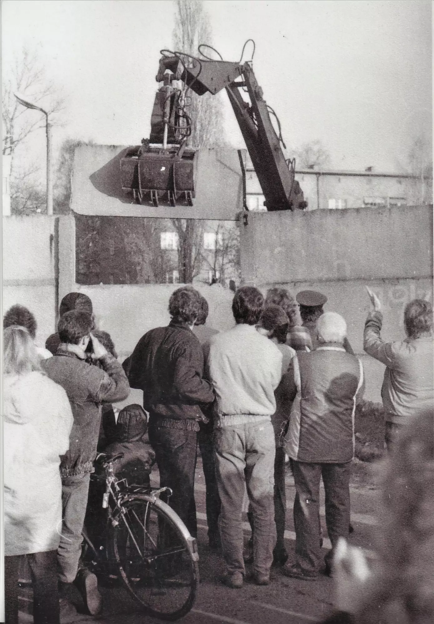 Prvi kos stene odstranijo na PhilippMüllerAllee v Teltowu. Pogled iz Berlin Lichterfelde 1989