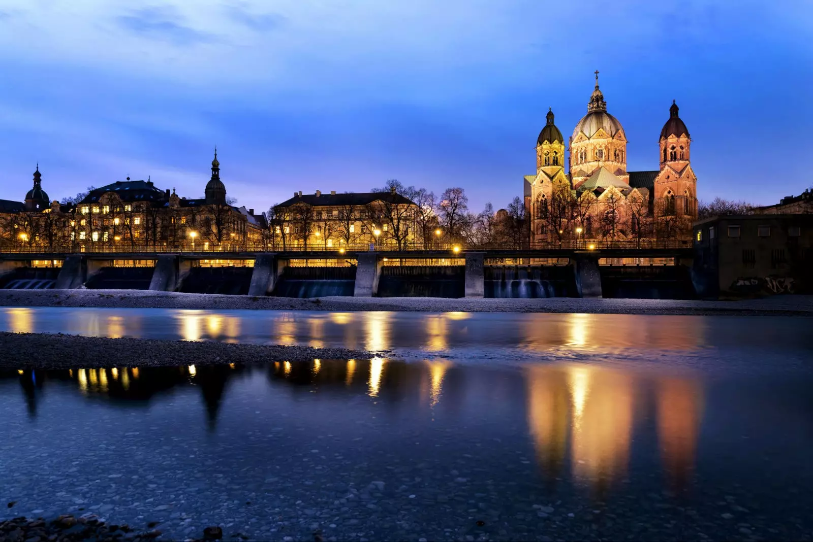 Isar-floden er den, der krydser byen München.