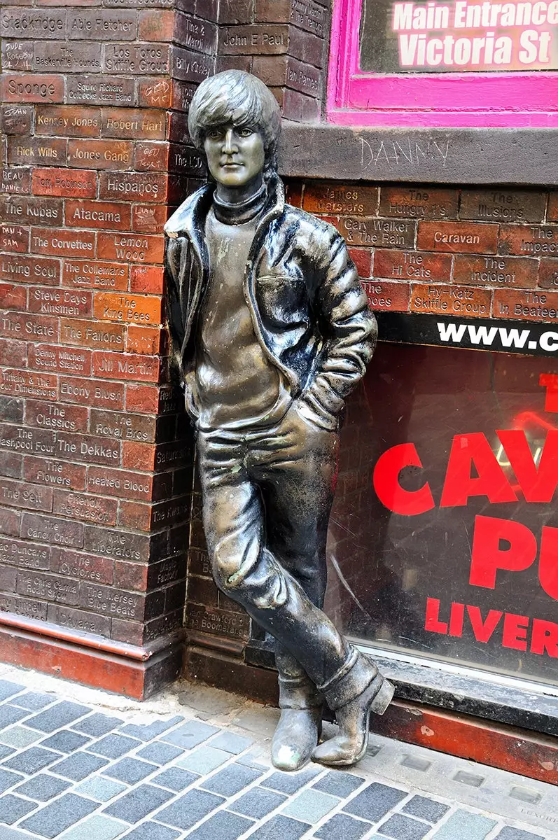 D'Cavern Quarter Statue