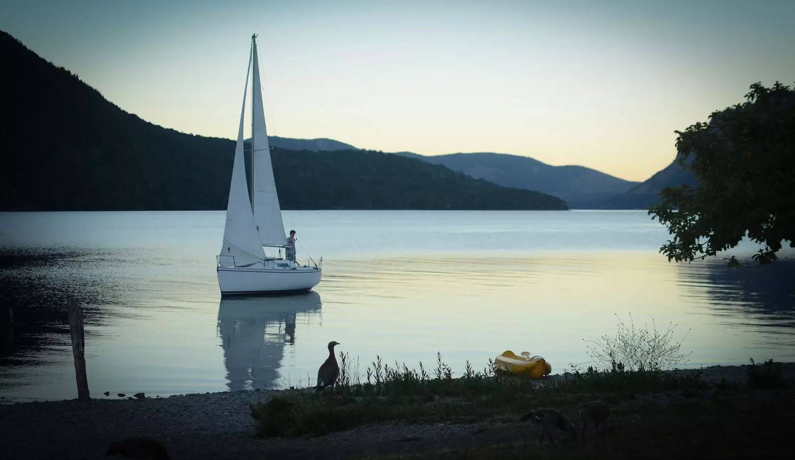 Sončni zahod na jadrnici skozi jezera Bariloche