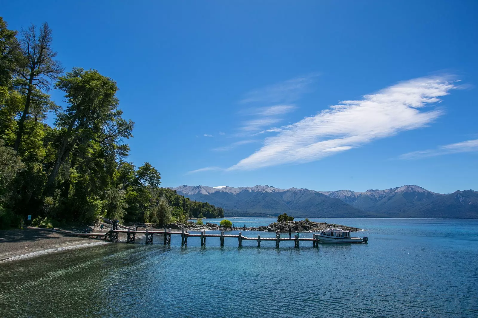 バリローチェの夏は、その湖を巡るセーリング旅行の平和です