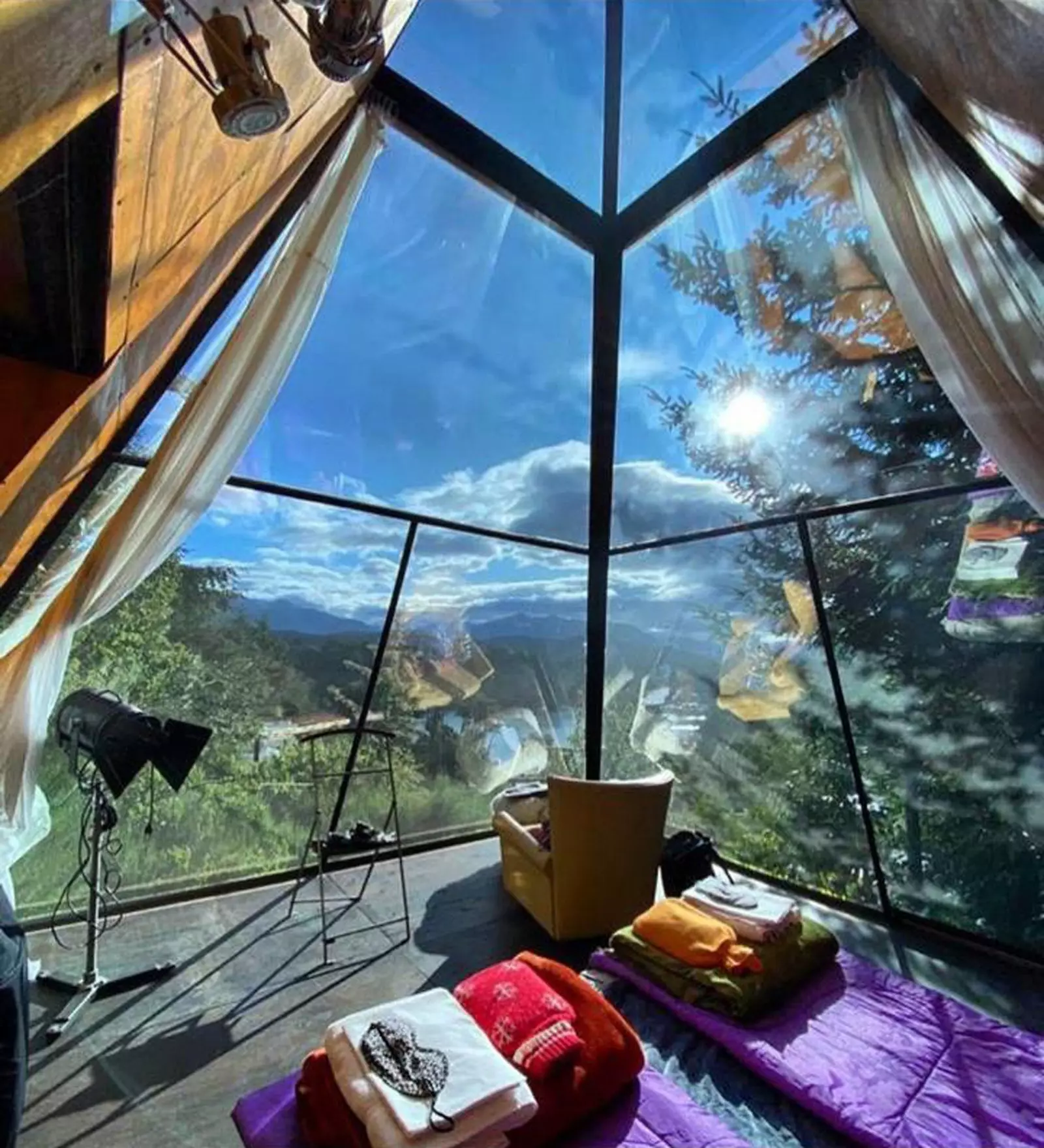 Glamping Inspira menawarkan pengalaman menginap di piramida kaca