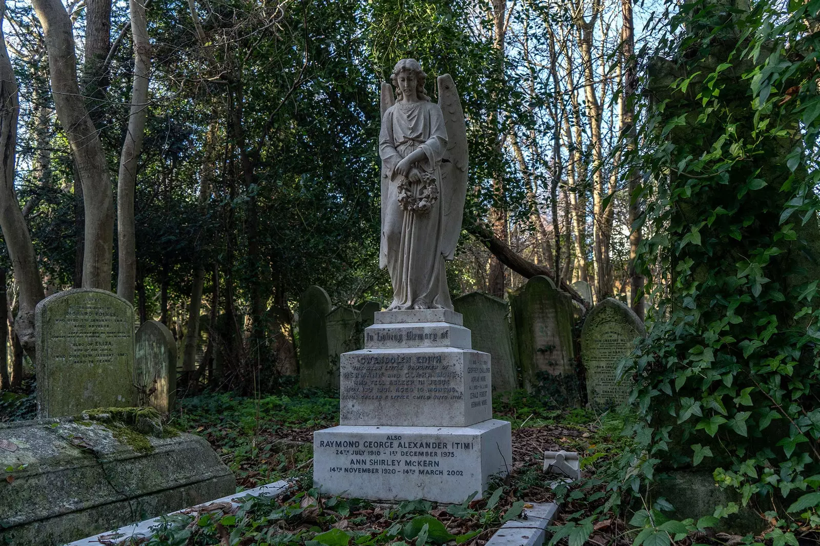 Een wandeling tussen de graven van de hele wereld met de schrijfster Mariana Enríquez