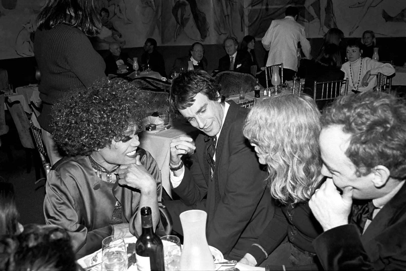 Eartha Kitt Daniel DayLewis a Mia Farrow v Cafe Carlyle v roku 1994.