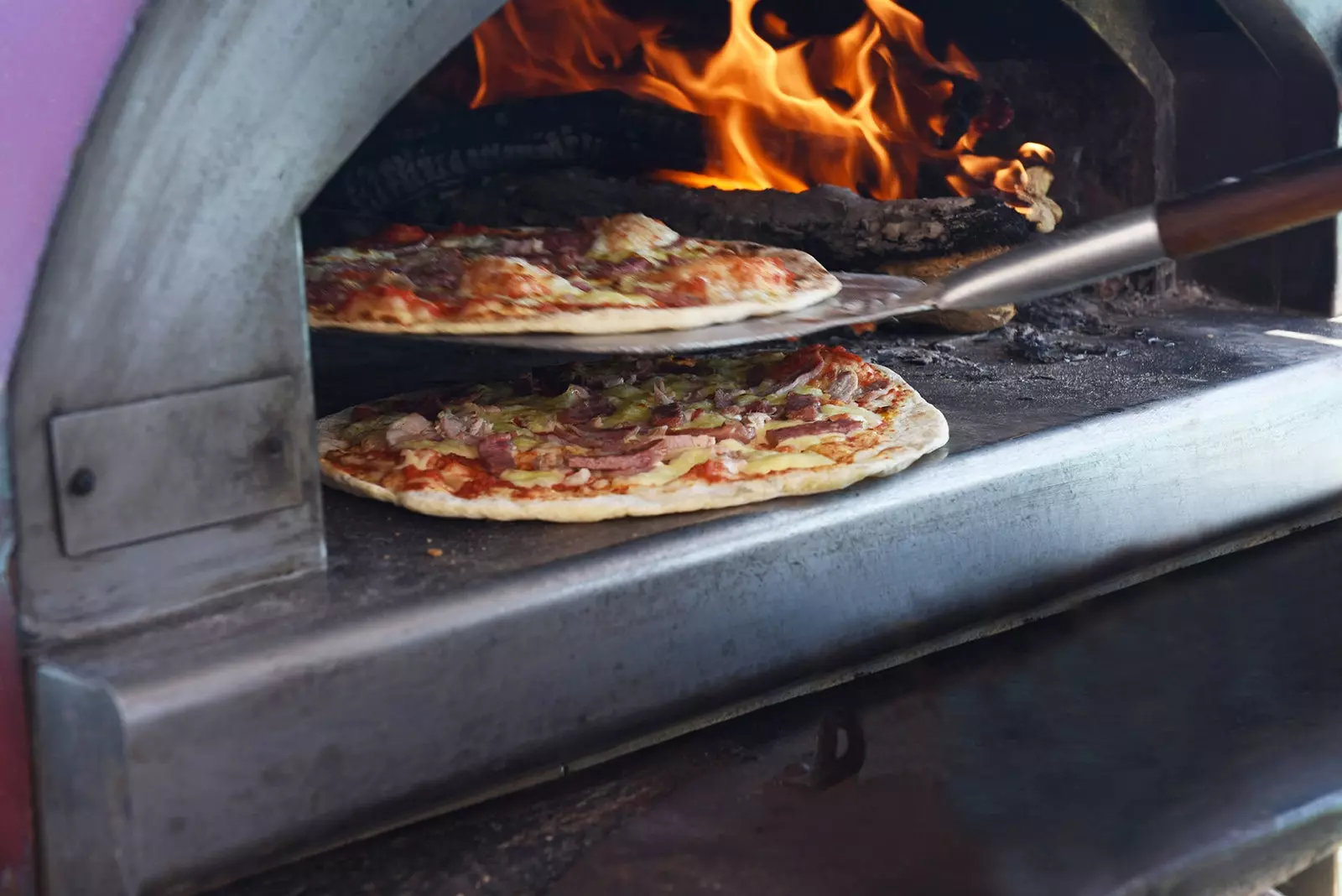 Pizza dibuat dengan tangan. lezat