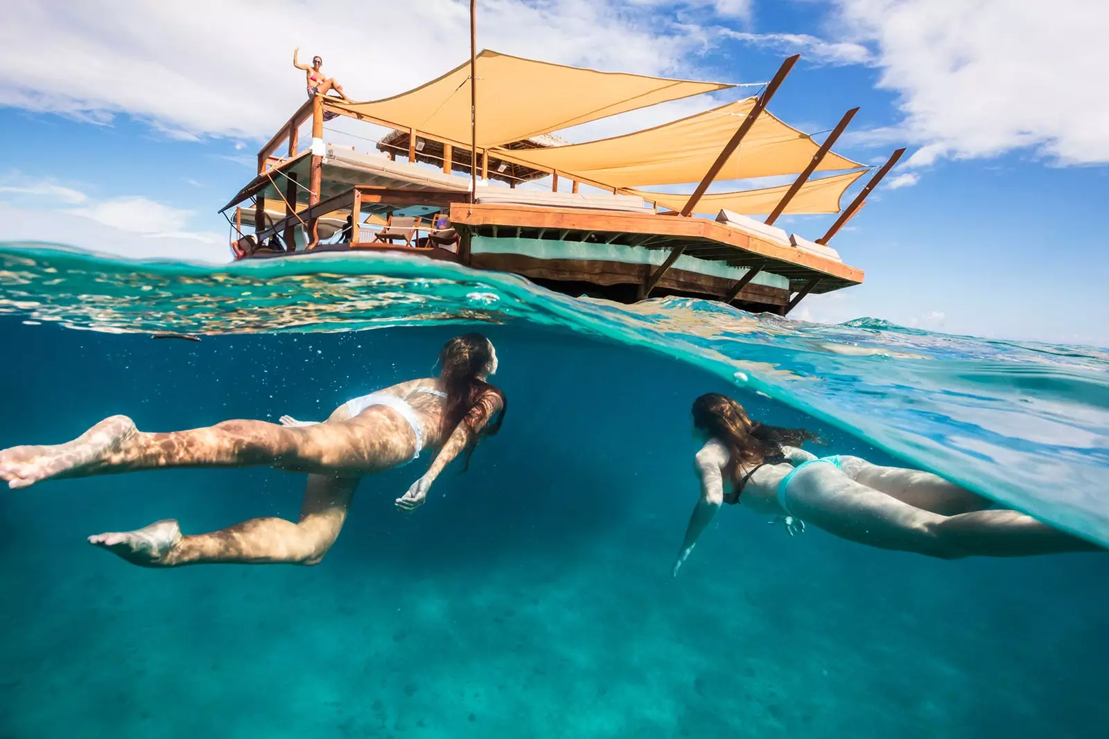 Berenang di bawah air jernih Fiji sangat berharga