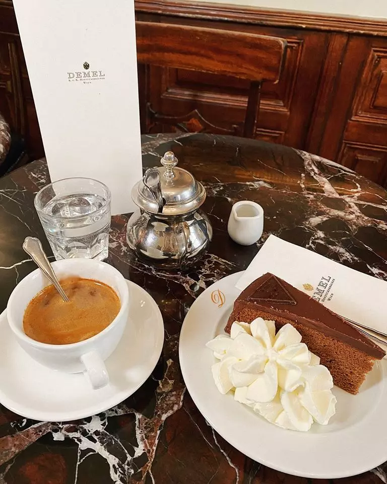 Demel Patisserie-dən Sacher tortu