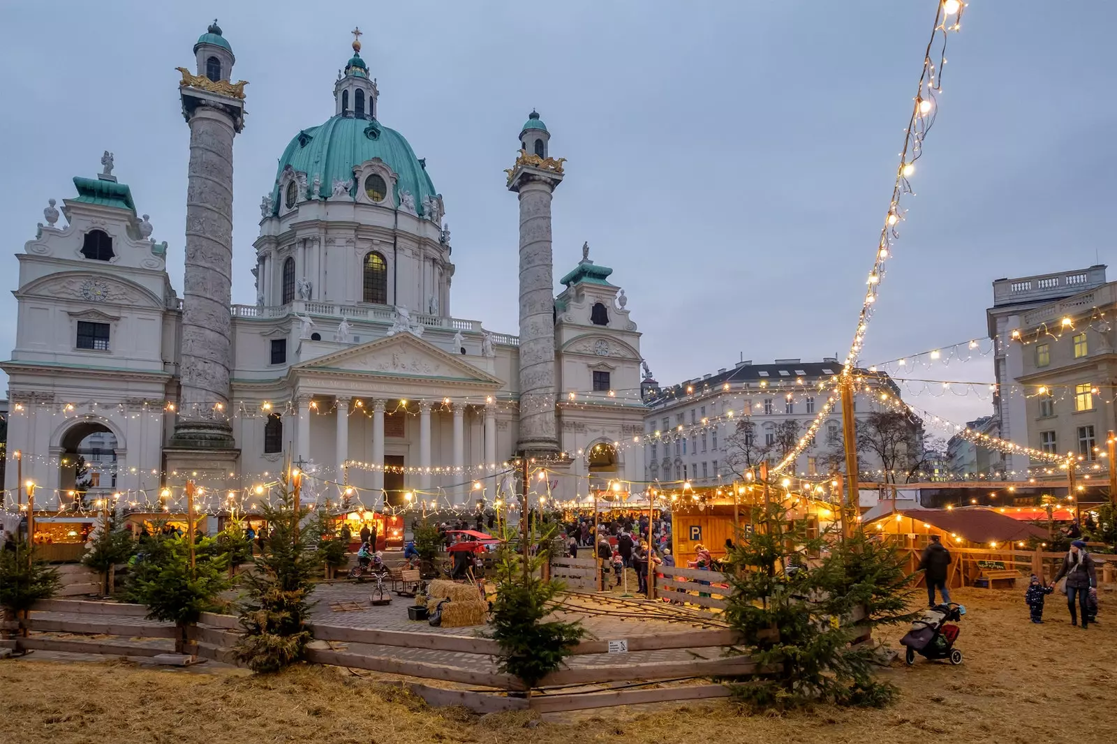 Karlsplatz o vánoční Vídni