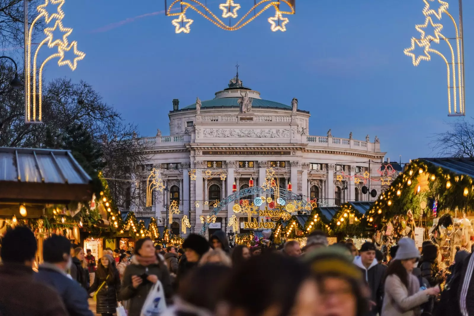 على الجانب الآخر من Vienna City Hall ، يصل السوق إلى Burghtheater