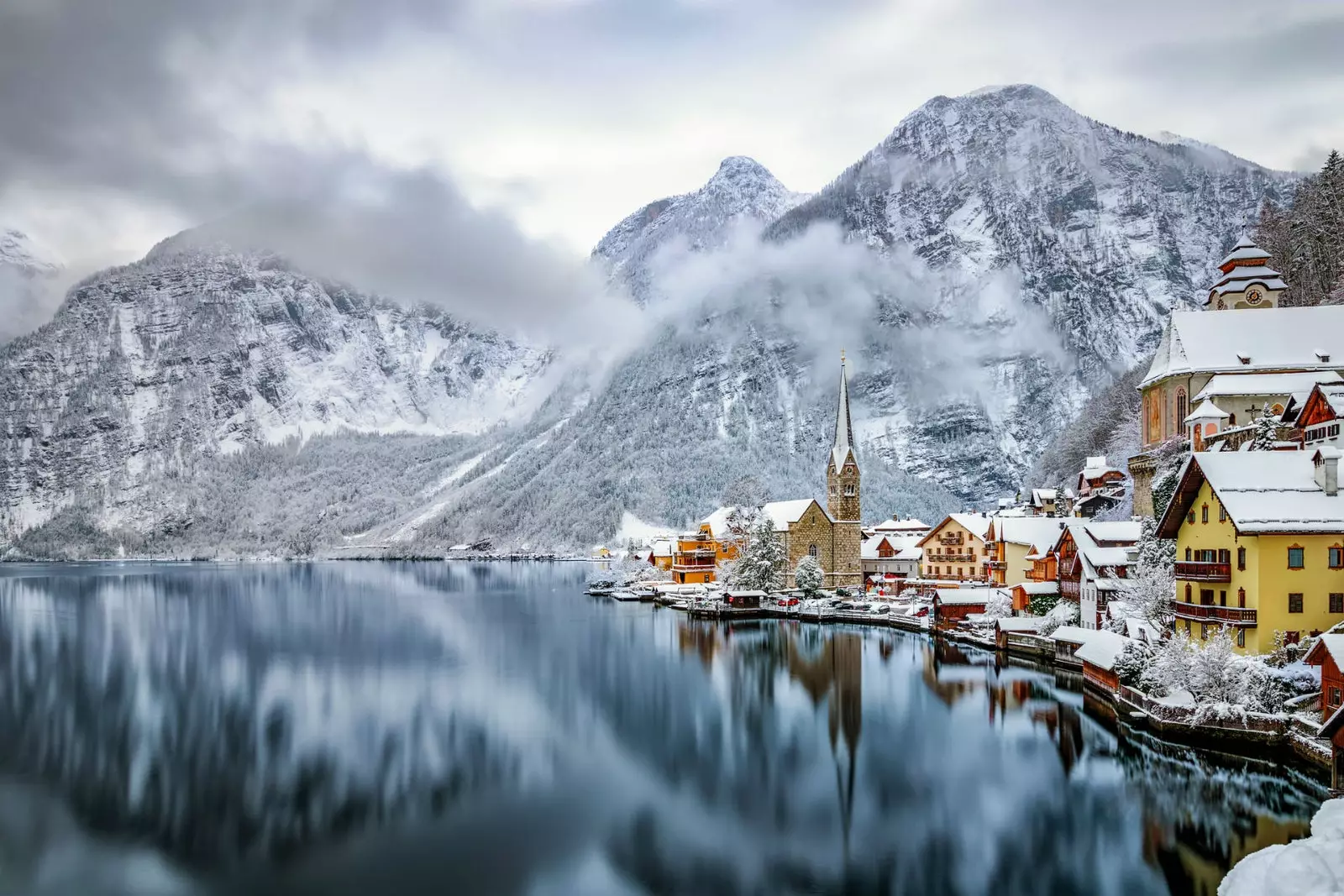 Haiwezekani kujisalimisha kwa hirizi za Hallstatt.