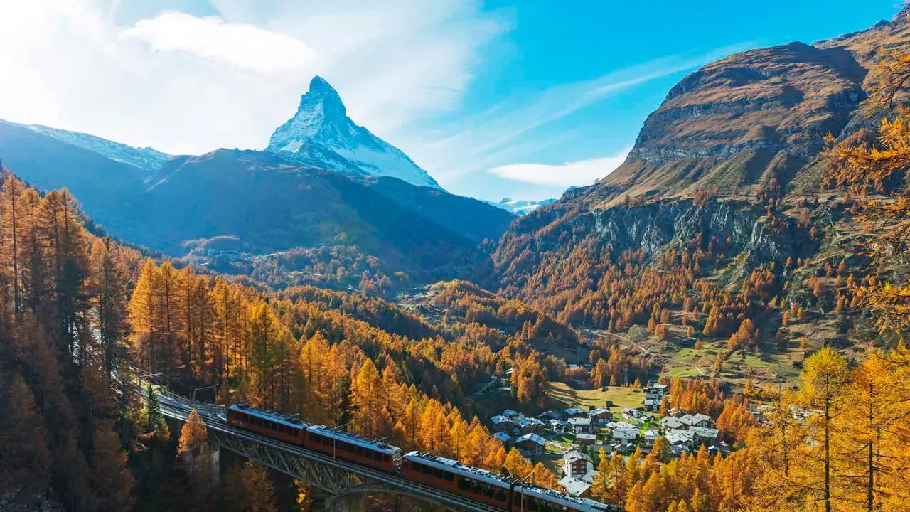 Kereta mewah ini melintasi pemandangan Alpen yang paling indah